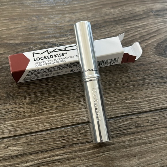 MAC LOCKED KISS LIPSTICK - Picture 4 of 5